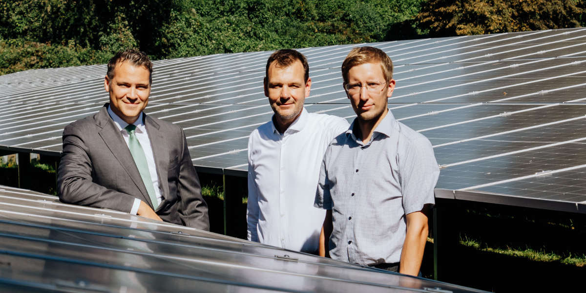 Franz Kaldewei, Michael Rathaj und Carsten Zirk (v.l.) inmitten der neuen PV-Freiflächenanlage, die jetzt in Betrieb genommen wurde.