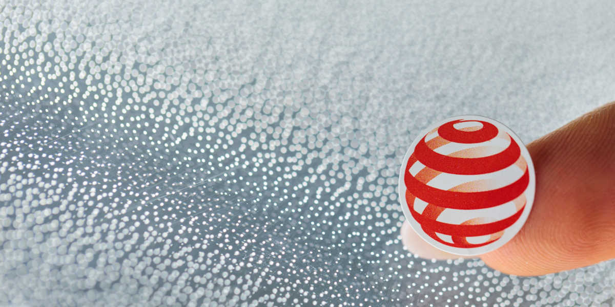 red dot Logo auf Finger, kurz vor dem Aufkleben