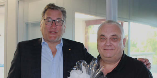 Stephan Schmidt, Geschäftsführer der Gütegemeinschaft Schlösser und Be-schläge, dankt Olaf Lechte für 25 Jahre Loyalität und gewissenhafte Leistung im PIV.