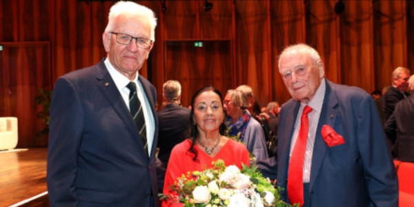 Baden-Württembergs Ministerpräsident Winfried Kretschmann gratulierte Prof. Dr. h. c. mult. Reinhold Würth, Ehrenvorsitzender des Stiftungsaufsichtsrats der Würth-Gruppe, zum 90. Geburtstag und überreichte Carmen Würth einen Blumenstrauß.