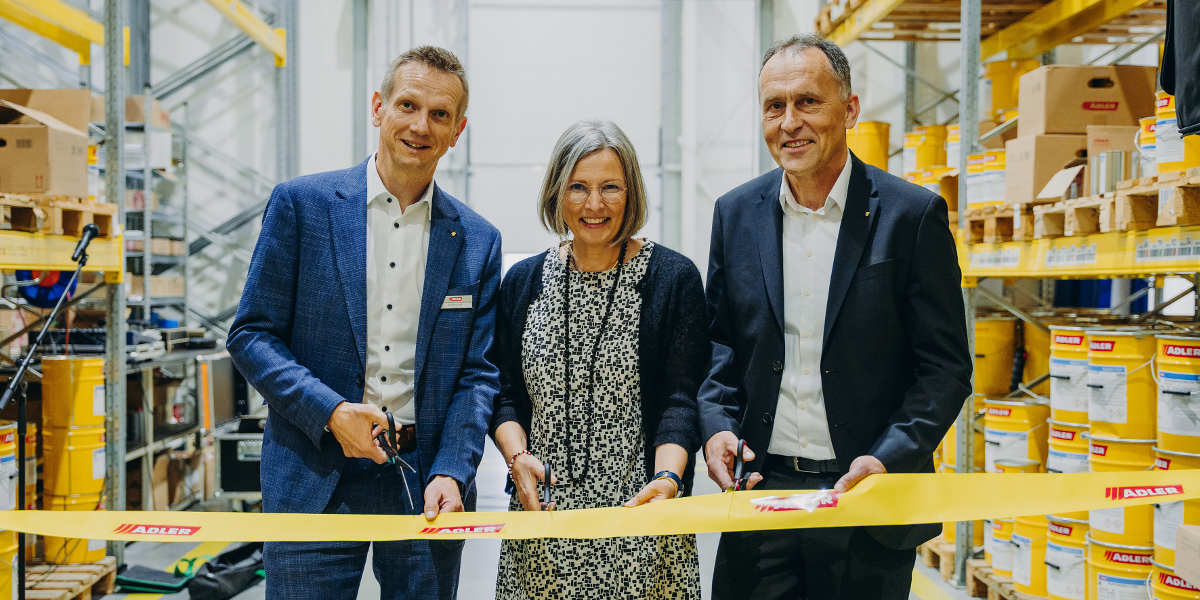 Jan Bauchner, Andrea Berghofer und Bernd Pichler (v.re.) bei der Eröffnung des neuen Stützpunktes von Adler Lacke.