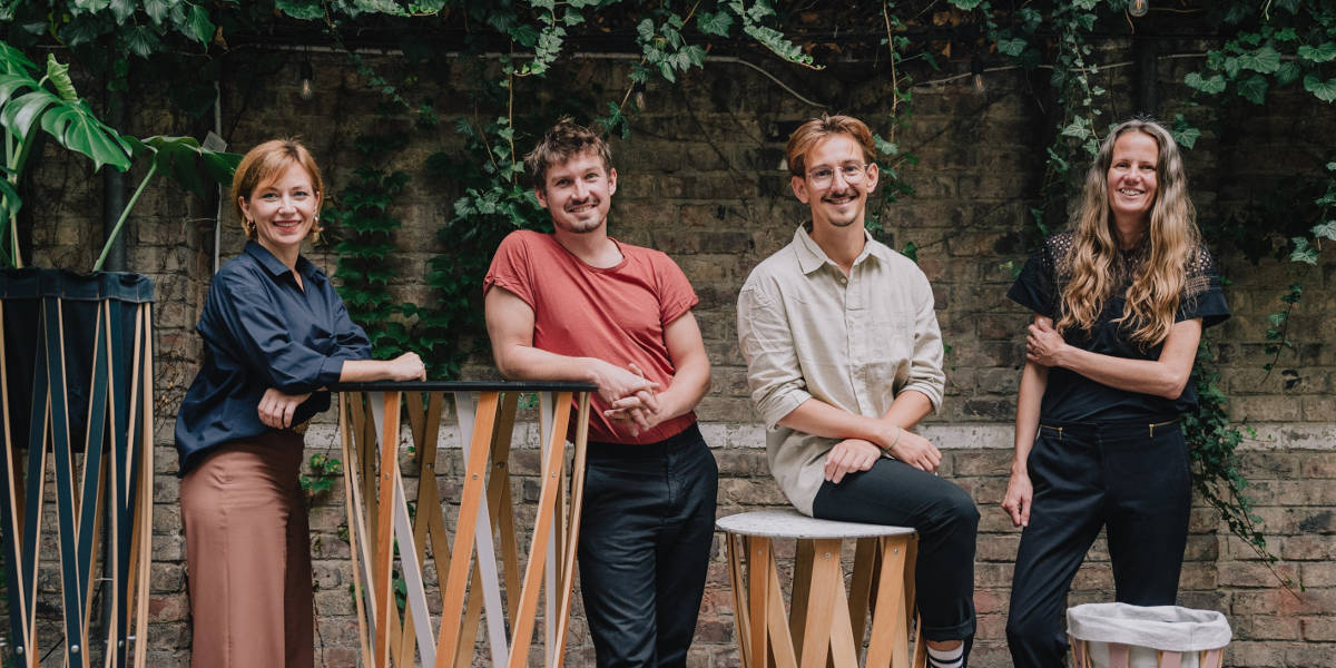 Von links: Margot Wisiak (CMO und Pressesprecherin ADA Möbelwerke), Maximilian Klammer und Thomas Maurer (Studiolo Gründer), Daniela Gramer (Sustainability Managerin ADA Möbelwerke)