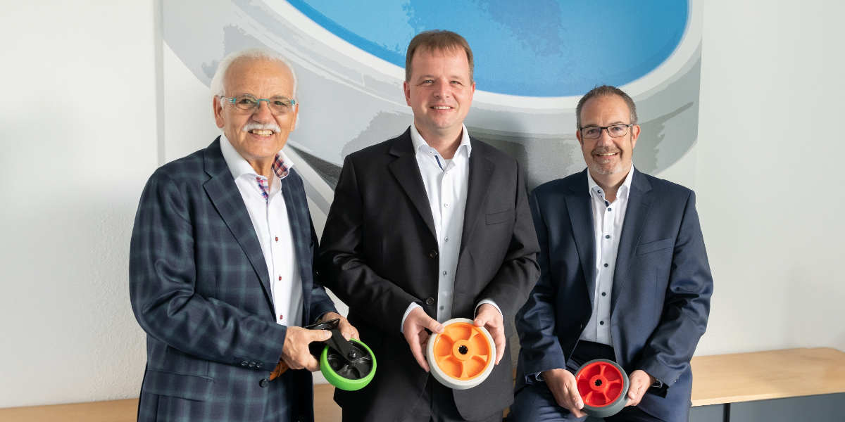 Bernd Schmahl (links) und Jörg Pötschko (rechts) beglückwünschen Markus Keller zur neuen Position.