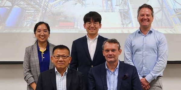 Vertragsunterzeichnung bei S.Kijchai Enterprise Public Company Ltd., v.l.n.r.: Kanokkorn Massayamas (Project Director), Vichai Sangwongkit (Managing Director), Harnsiri Sangwongkit (Vice President), Henning Gloede (Managing Director Siempelkamp Pte. Ltd.), Daniel Hasemann (Sales Director Siempelkamp Südamerika)