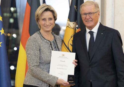 Peter Zimmermann erhält Wirtschaftsmedaille Fahnen Medaille Urkunde Mink Bürsten Frau Mann Vewrleihung