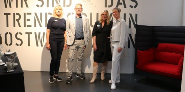 Katrin de Louw (2.v.r.) mit den neuen Partnern im FURNITURE FUTURE FORUM – Alvic (Wim Brinkman), Caesarstone (Evie van Maele, Susann Berger).