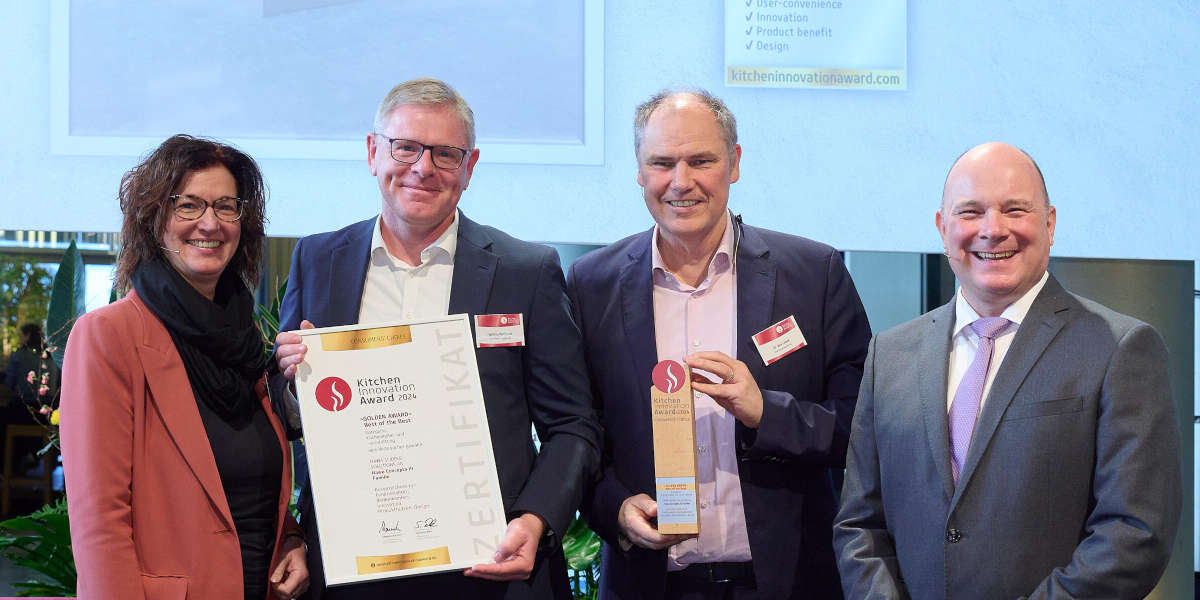 Matthias Rothbrust vom „Hawa Concepta III“-Innovation-Team (2. von links) nahm am 27. Januar 2024 bei der Preisverleihung des Kitchen Innovation Award im Rahmen der Ambiente in Frankfurt den „Golden Award – Best of the Best“ aus den Händen von Susanne Nick, Projektleiterin Kitchen Innovation Award, und Dr. Uwe Lebok, Vorstand des beauftragten Marktforschungsinstituts K&A Brand Research AG, entgegen. Rechts im Bild: Stephan O. Hansch, CEO LifeCare.Network.