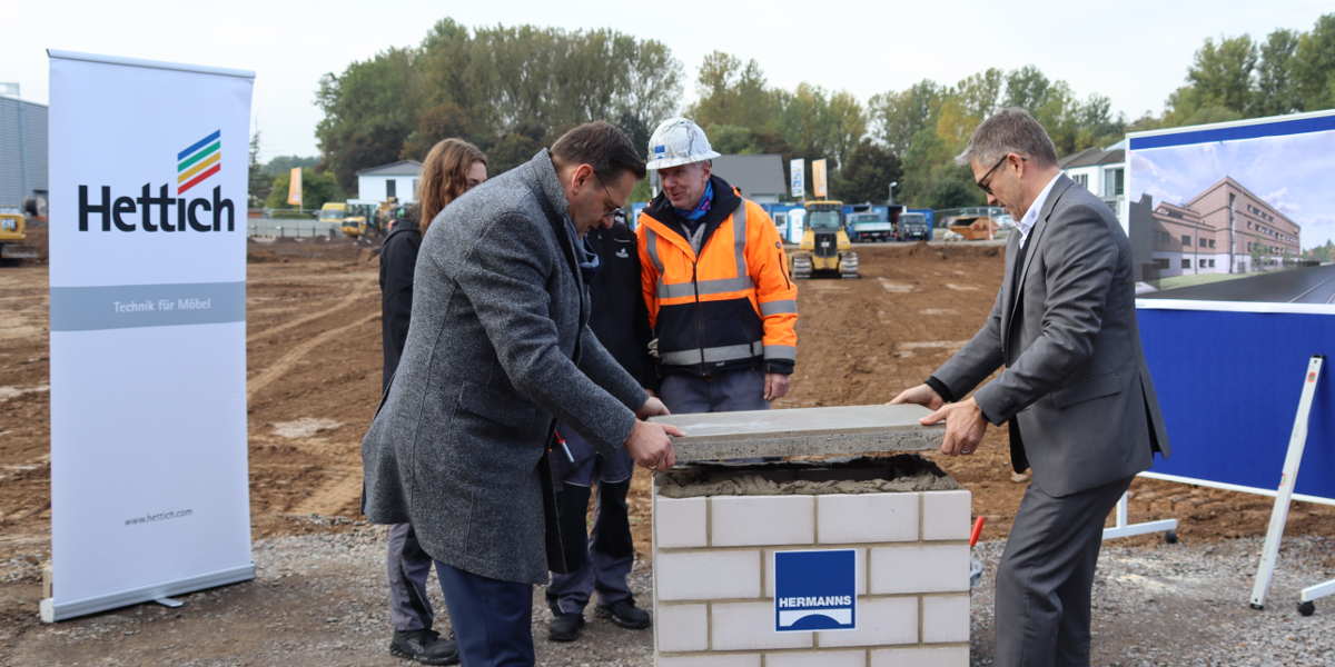 Frank Blanke, Geschäftsführer Hettich in Frankenberg (Eder) und Sascha Groß, Geschäftsführer der Hettich Gruppe, legen den Grundstein der neuen Mulitfunktions-Produktionshalle.