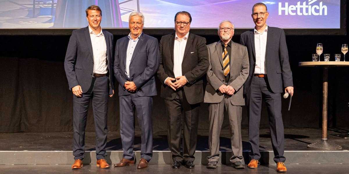 Die Geschäftsführer Michael Lehmkuhl (links), Frank Iden (Mitte) und Timo Pieper (rechts) aus Kirchlengern würdigen mit großer Anerkennung die beiden Jubilare Wolfgang Berensmeier (2. von links) und Gerhard Imort (4. von links). Gemeinsam haben sie ein ganzes Jahrhundert zur Erfolgsgeschichte der Hettich Gruppe beigetragen.