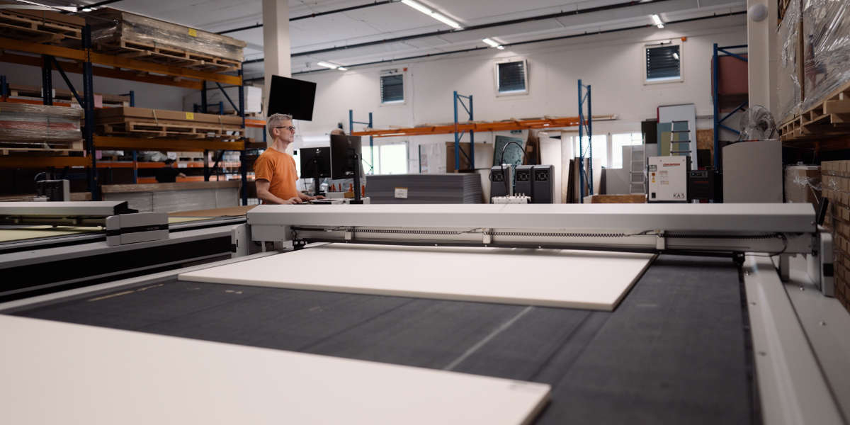 Für den Zuschnitt werden insgesamt drei Zünd Cutter G3 XL-3200 eingesetzt, einer davon in ihrer philippinischen Produktionsstätte.
