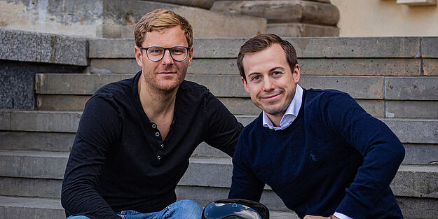 Die beiden Gründer und Geschäftsführer von Küchenheld, Dr. Love Erik Edquist (l.) und Ivo Wissler (r.), freuen sich über die erfolgreich abgeschlossene Finanzierungsrunde.