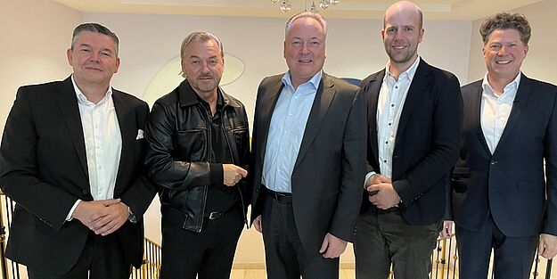 Der Vorstand des Fachverband Matratzen-Industrie besteht aus Thomas Bußkamp (Mitte) von Eurocomfort als Vorsitzender, Carl-Cristoph Held (l.) von F.A.N. Frankenstolz als stellvertretender Vorsitzender, Klaus Neudecker (2.v.l.) von Rummel und Hannes Brandtner (2.v.r.) als Beisitzer, hier zusammen mit Geschäftsführer Martin Auerbach (r.).