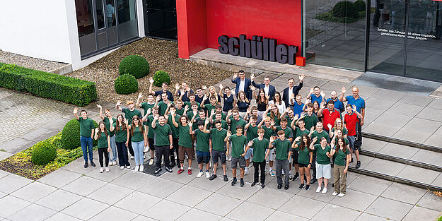 Die neuen Azubis in ihren grünen Schüller-T-Shirts wurden von ihren Ausbilder:innen und der gesamten Geschäftsführung zum Start in die Ausbildung herzlich willkommen geheißen.
