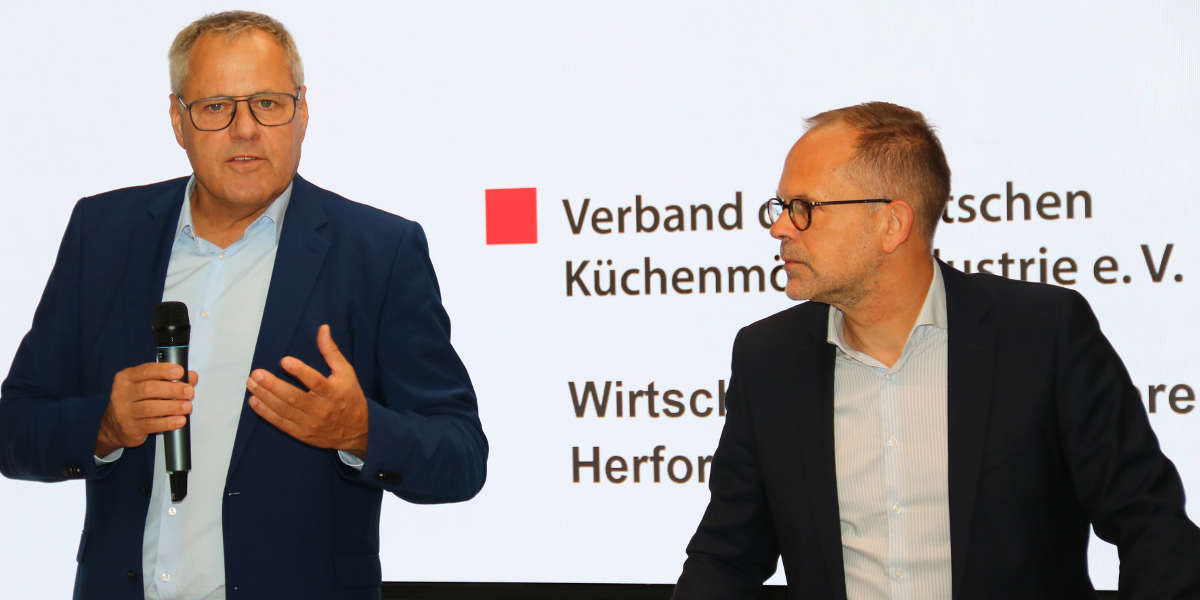 VdDK-Vorstandsvorsitzender Stefan Waldenmaier (li.) und Geschäftsführer Jan Kurth berichten in Herford über die Lage der deutschen Küchenmöbelindustrie