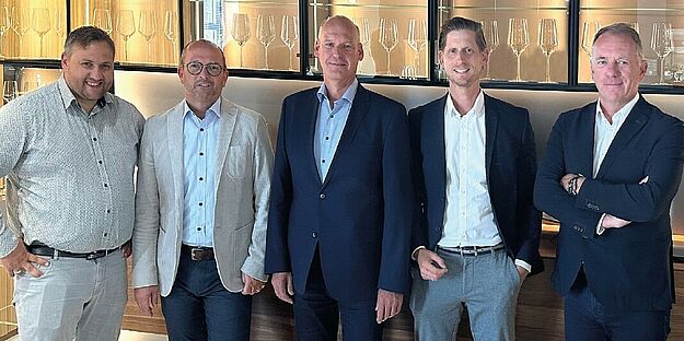 Das Warendorf-Team (v.l.): Alexander Schmidt (Leiter Customer Service), Klaus Unger (Gebietsverkaufsleiter), Dirk Richter (Gebietsverkaufsleiter), Daniel Griehl (Geschäftsführer), Hennie van den Akker (Sales Director Export).