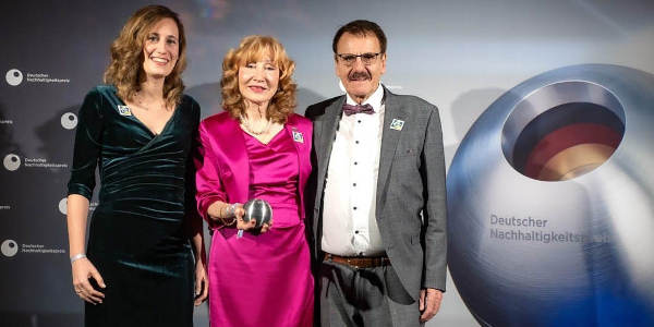 Unternehmerfamilie Kuntz bei der Verleihung des Deutschen Nachhaltigkeitspreises 2025 in Düsseldorf, v. l. Larissa Kuntz, Dagmar Hilden-Kuntz und Karl-Robert Kuntz