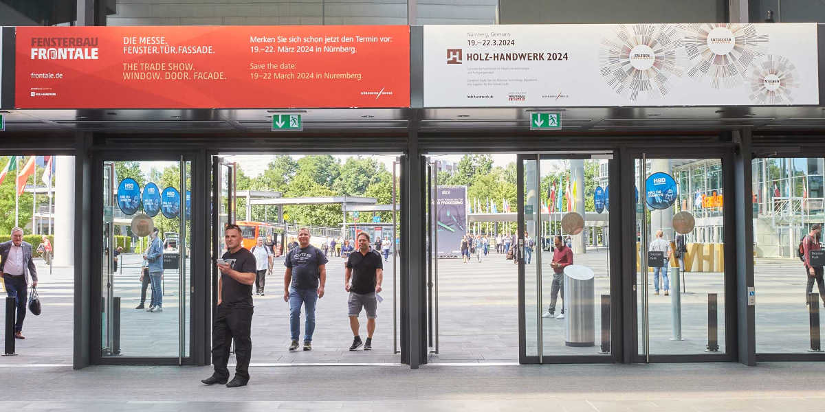 Foto vom Eingang der Nürnberger Messehallen während der Holz-Handwerk 2022
