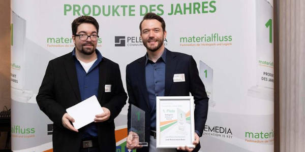 Tobias Klein, Senior Strategy and Portfolio Manager Safety & Digital Solutions bei Linde MH (im Bild rechts), bekam den Preis zum „Produkt des Jahres 2025“ in der Kategorie „Software und Sensorik“ von Marvin Meyke, Chefredakteur „Materialfluss“, überreicht.